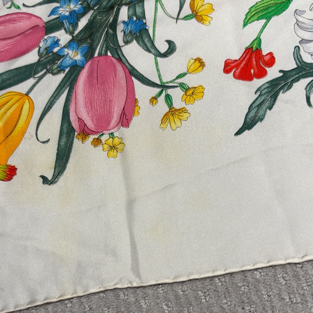 Vintage Gucci Floral Silk Scarf with Multicolor Bouquet Print - Picture 5 of 5